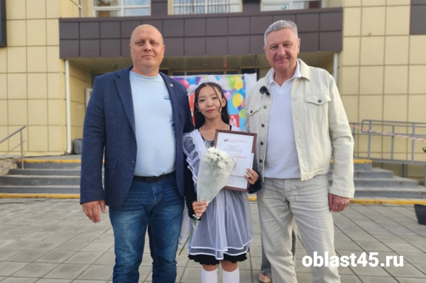 Сенатор Сергей Муратов поздравил выпускников Половинского округа с Днём молодёжи Сенатор Сергей Муратов поздравил выпускников Половинского округа с Днём молодёжи