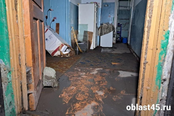 В центре Кургана снова затопило аварийную двухэтажку