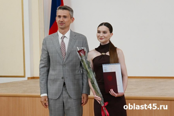 В правительстве Зауралья вручили дипломы будущим чиновникам В правительстве Зауралья вручили дипломы будущим чиновникам