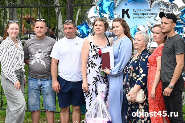Диплом с отличием, цветы и подарки: в Кургане чествовали студентов КГУ Диплом с отличием, цветы и подарки: в Кургане чествовали студентов КГУ
