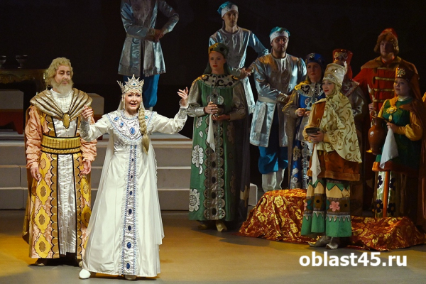 Говорящая голова, борода Черномора: оперой в Кургане открылся фестиваль «От Востока до Запада» Говорящая голова, борода Черномора: оперой в Кургане открылся фестиваль «От Востока до Запада»