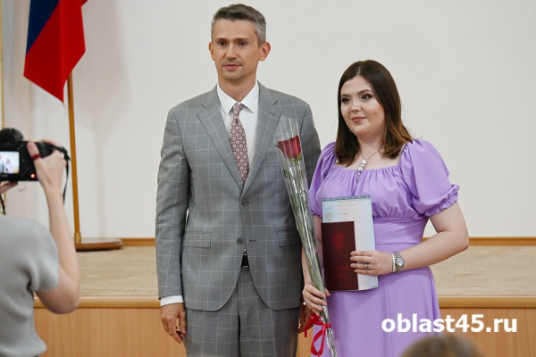 В правительстве Зауралья вручили дипломы будущим чиновникам В правительстве Зауралья вручили дипломы будущим чиновникам