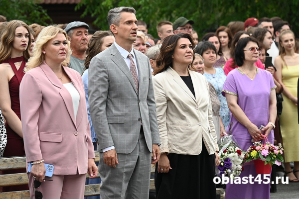 Диплом с отличием, цветы и подарки: в Кургане чествовали студентов КГУ Диплом с отличием, цветы и подарки: в Кургане чествовали студентов КГУ