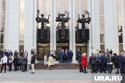 В Кургане из-за дождя перенесли показ оперы в филармонию. Видео В Кургане из-за дождя перенесли показ оперы в филармонию. Видео