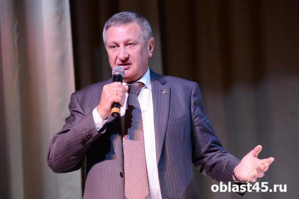 Сенатор Муратов пожелал выпускникам курганского вуза никогда не забывать учиться