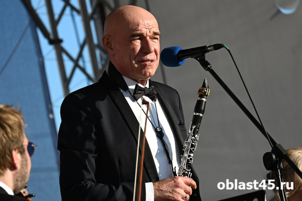 &laquo;Хомо советикус&raquo; Мазаев и курганцы: финальные аккорды фестиваля &laquo;От Востока до Запада&raquo;