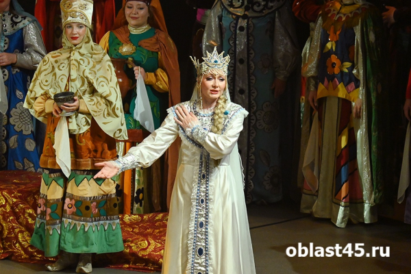 Говорящая голова, борода Черномора: оперой в Кургане открылся фестиваль «От Востока до Запада» Говорящая голова, борода Черномора: оперой в Кургане открылся фестиваль «От Востока до Запада»