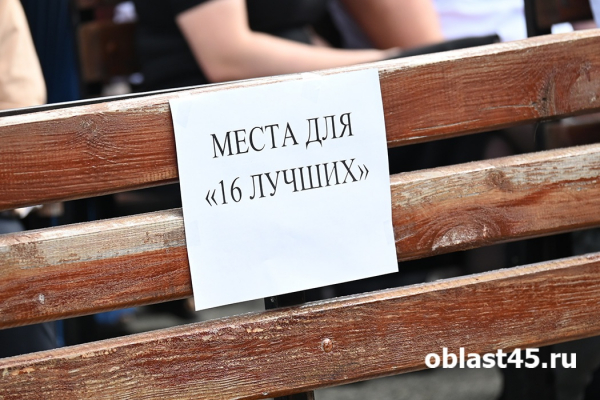 Диплом с отличием, цветы и подарки: в Кургане чествовали студентов КГУ Диплом с отличием, цветы и подарки: в Кургане чествовали студентов КГУ