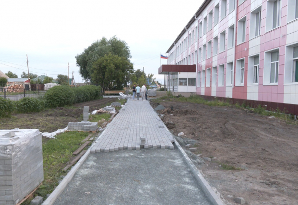 &laquo;Красиво и чисто&raquo;: курганский сенатор Муратов оценил ход ремонта Половинской школы