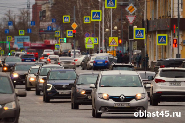 В Кургане &laquo;гениальная&raquo; разметка превратила перекресток в ловушку для водителей