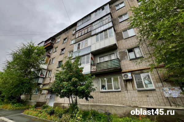 В пятиэтажке «плачет» потолок: дождь в Кургане затапливает не только дороги В пятиэтажке «плачет» потолок: дождь в Кургане затапливает не только дороги
