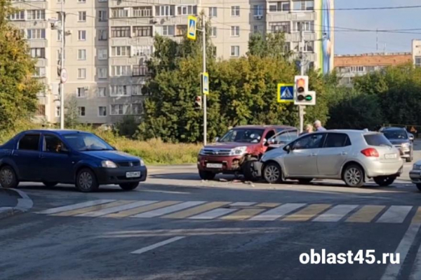 В Кургане пробка возле «Пушкинского» из-за ДТП В Кургане пробка возле «Пушкинского» из-за ДТП