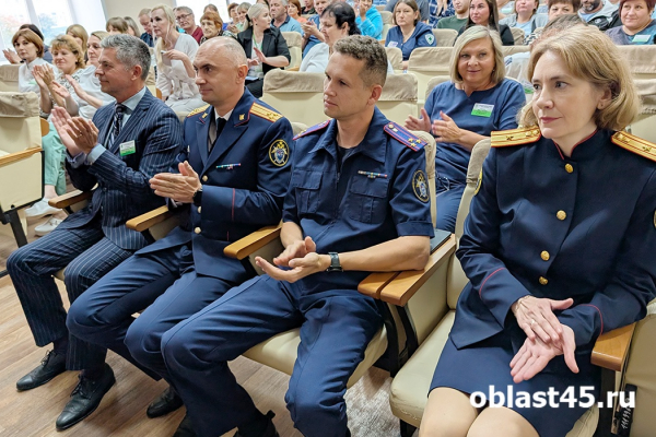 От протокола до ноты: творческая бригада СКР выступила для курганских ветеранов