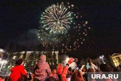 Салют в Кургане озарил ночное небо в День города. Видео Салют в Кургане озарил ночное небо в День города. Видео