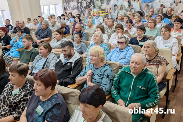 От протокола до ноты: творческая бригада СКР выступила для курганских ветеранов