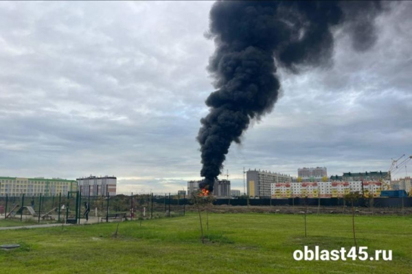 В Кургане горят пластиковые трубы в Заозёрном