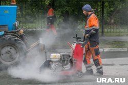 Подрядчик вскрыл новый асфальт на тротуарах в Кургане. Фото Подрядчик вскрыл новый асфальт на тротуарах в Кургане. Фото