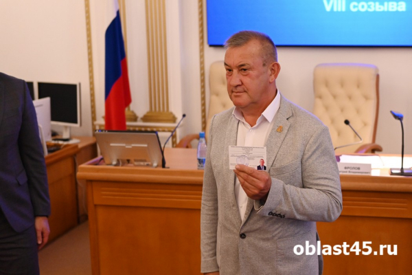 Депутаты Курганской областной думы получили удостоверения Депутаты Курганской областной думы получили удостоверения