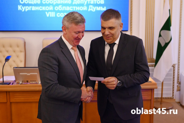 Депутаты Курганской областной думы получили удостоверения Депутаты Курганской областной думы получили удостоверения