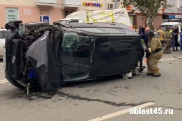 В Кургане водитель &laquo;Тойоты&raquo; попал в больницу после массового ДТП с переворотом