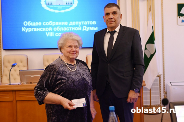 Депутаты Курганской областной думы получили удостоверения Депутаты Курганской областной думы получили удостоверения