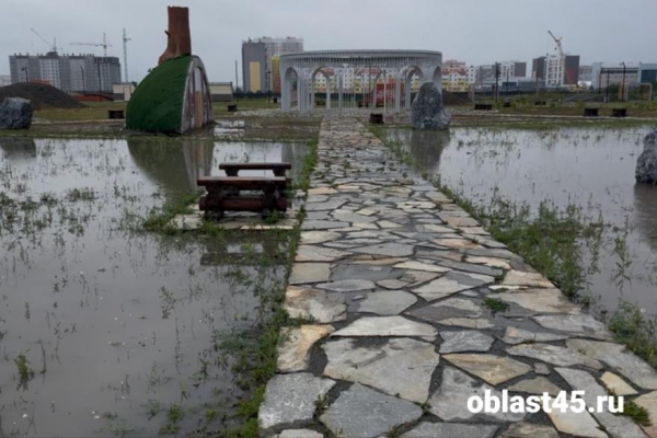 В парке 4-го микрорайона в Кургане оборудуют систему водоотведения В парке 4-го микрорайона в Кургане оборудуют систему водоотведения