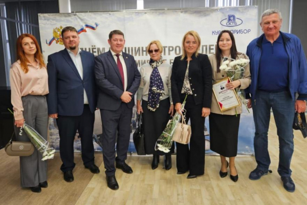 «Курганприбор» наградил лучших сотрудников почётной премией «Курганприбор» наградил лучших сотрудников почётной премией