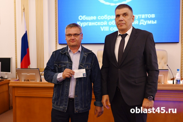 Депутаты Курганской областной думы получили удостоверения Депутаты Курганской областной думы получили удостоверения