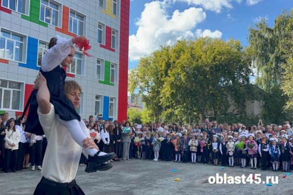 &laquo;Для них это особый день&raquo;: мэр Кургана пришёл на линейку к первоклашкам 50-й школы