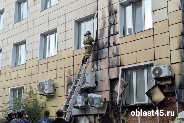 В Кургане огнеборцы потушили здание в центре города