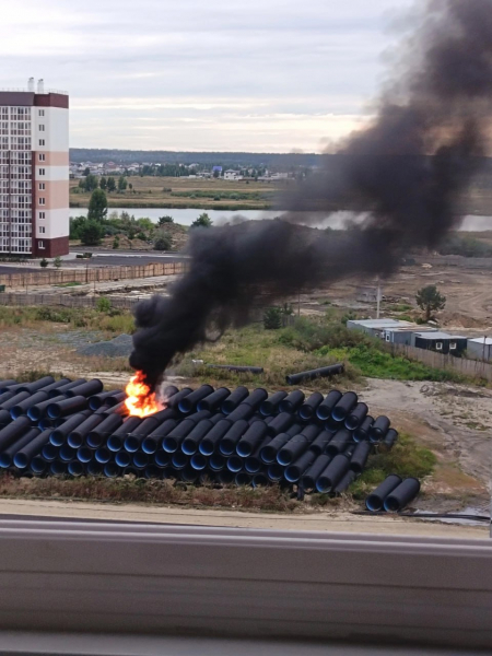 В Кургане горят пластиковые трубы в Заозёрном