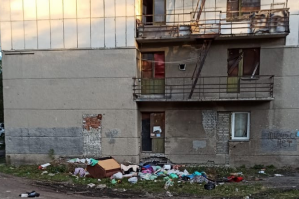 Курганцы превратили двор общежития в площадку для мусора