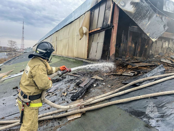 В Кургане горело производственное здание, люди эвакуировались В Кургане горело производственное здание, люди эвакуировались