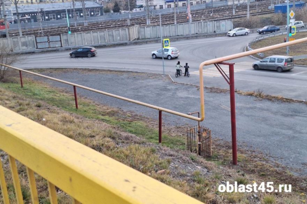 В Кургане дети на велосипедах пытались съехать с Некрасовского моста В Кургане дети на велосипедах пытались съехать с Некрасовского моста