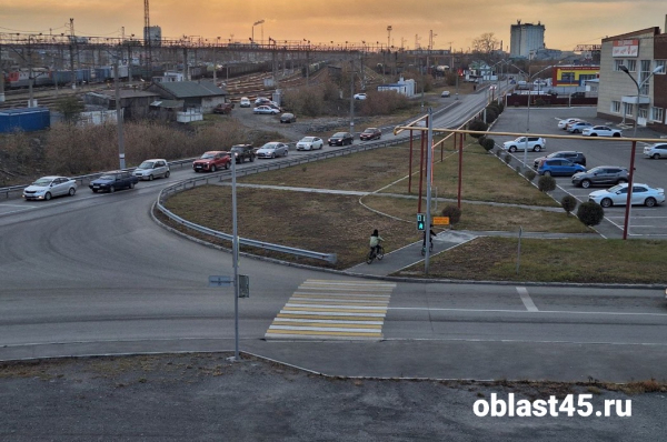 В Кургане дети на велосипедах пытались съехать с Некрасовского моста В Кургане дети на велосипедах пытались съехать с Некрасовского моста