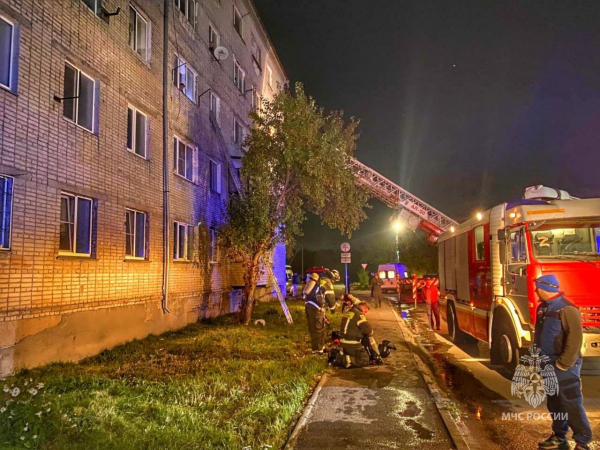 В Кургане жильцы пятиэтажки пятые сутки сидят без света, воды и тепла после пожара