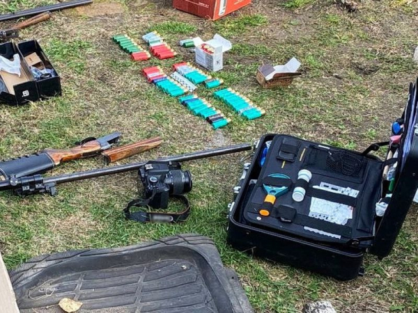 В Зауралье браконьеры, скрываясь от егеря, на ходу выбросили из машины убитую косулю В Зауралье браконьеры, скрываясь от егеря, на ходу выбросили из машины убитую косулю