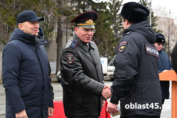 17 автомобилей и 6 квартир: курганские полицейские получили подарки 17 автомобилей и 6 квартир: курганские полицейские получили подарки