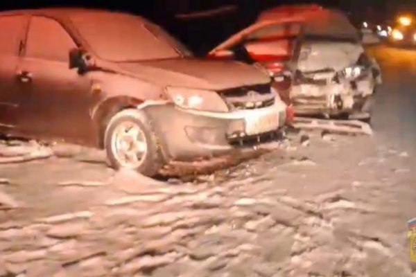 На трассе в Курганской области в тройной аварии скончался водитель На трассе в Курганской области в тройной аварии скончался водитель