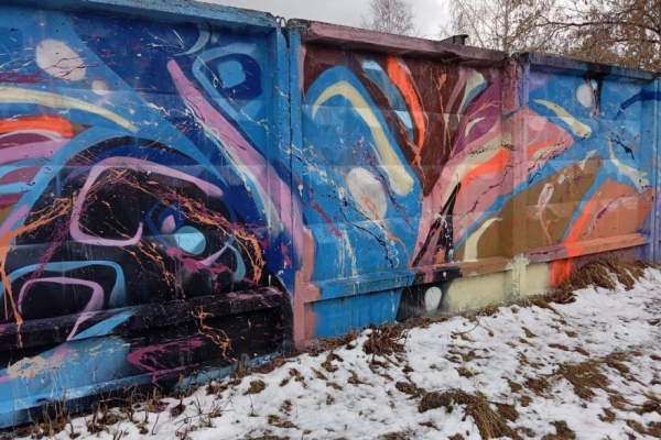 В Кургане для нового стрит-арта художник забрызгал забор краской В Кургане для нового стрит-арта художник забрызгал забор краской