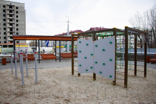 Детская площадка и зона отдыха: в Кургане благоустроили новую территорию Детская площадка и зона отдыха: в Кургане благоустроили новую территорию