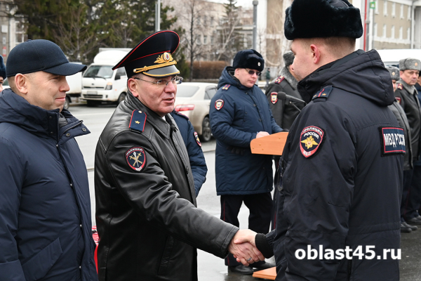 17 автомобилей и 6 квартир: курганские полицейские получили подарки 17 автомобилей и 6 квартир: курганские полицейские получили подарки