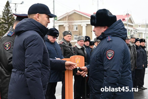 17 автомобилей и 6 квартир: курганские полицейские получили подарки 17 автомобилей и 6 квартир: курганские полицейские получили подарки