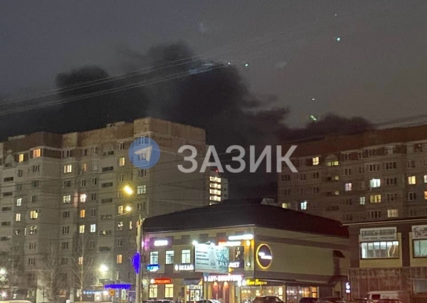 Огонь полыхает на стройплощадке ЖК &laquo;Маяк&raquo; в Кургане