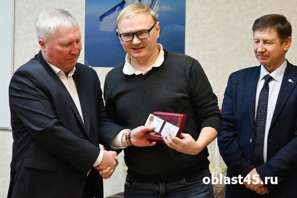 Лидерам оборонки России с «Курганприбора» вручили почетные награды Лидерам оборонки России с «Курганприбора» вручили почетные награды