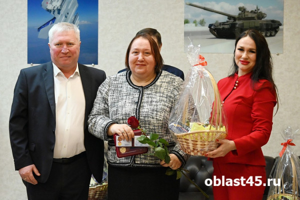 Лидерам оборонки России с «Курганприбора» вручили почетные награды Лидерам оборонки России с «Курганприбора» вручили почетные награды