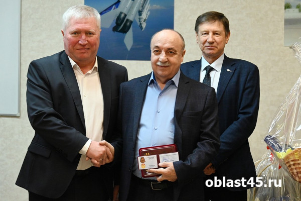 Лидерам оборонки России с «Курганприбора» вручили почетные награды Лидерам оборонки России с «Курганприбора» вручили почетные награды