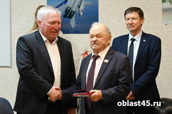Лидерам оборонки России с «Курганприбора» вручили почетные награды Лидерам оборонки России с «Курганприбора» вручили почетные награды