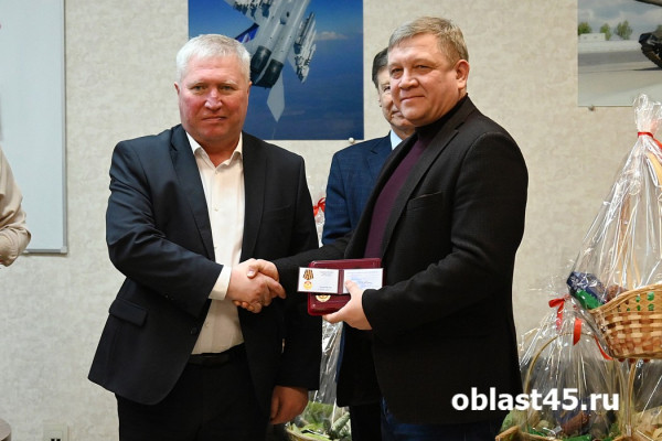 Лидерам оборонки России с «Курганприбора» вручили почетные награды Лидерам оборонки России с «Курганприбора» вручили почетные награды