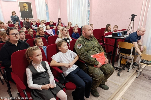 В Кургане Детская музыкальная школа №3 передала на СВО 20 коробок гуманитарного груза